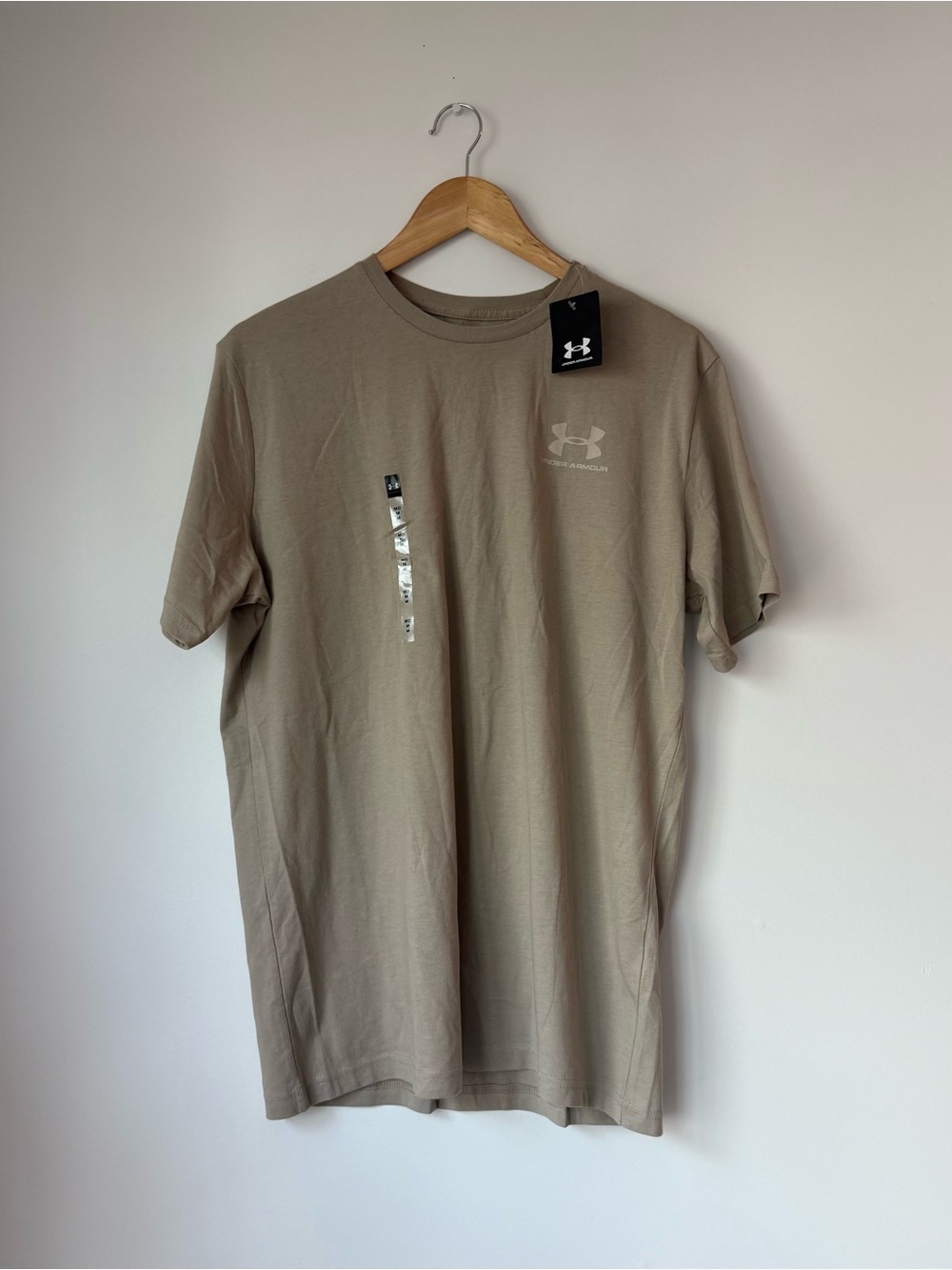 NWT Under Armour Loose Coupe Lache Suelto T-Shirt Men’s Medium Tan Khaki (FLAW)
